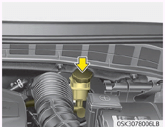 Kia Soul. Checking the brake/clutch fluid level