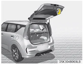 Kia Soul. Closing the tailgate